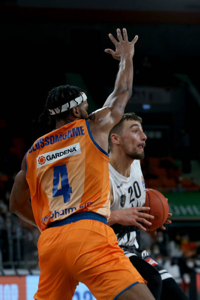 持率略高于 持率略高于